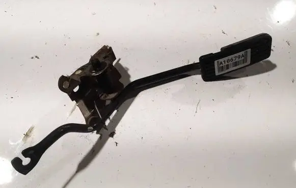 Accelerator throttle pedal