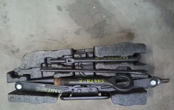 Hyundai Santa Fe Tool set 