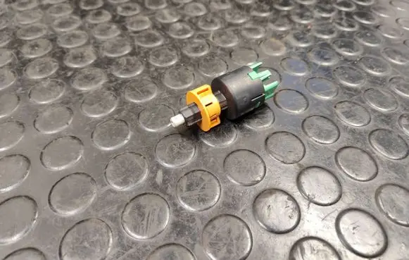 Peugeot 4007 Brake pedal sensor switch