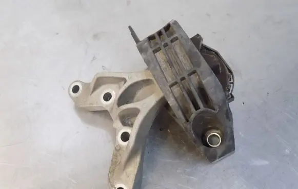 Peugeot 2008 II Engine mounting bracket 243248