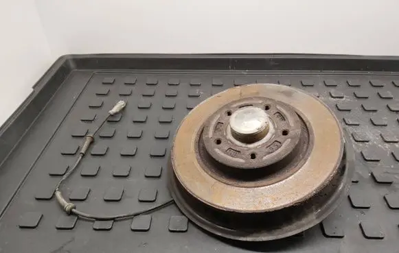 Rear wheel hub