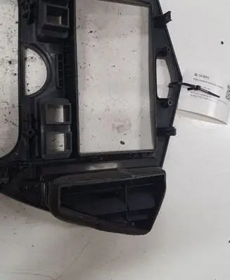 KIA Carens I Radio/GPS head unit trim