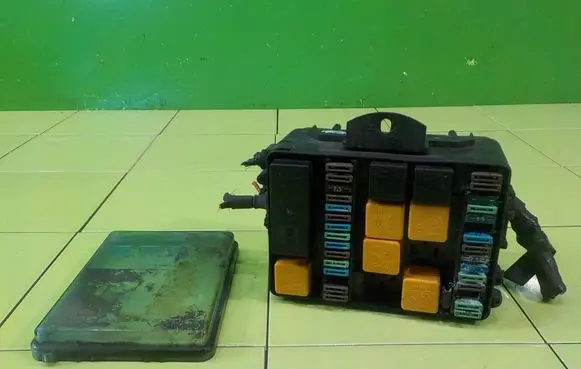 BMW 3 E30 Fuse box set BEZPIECZNIKOW PP36