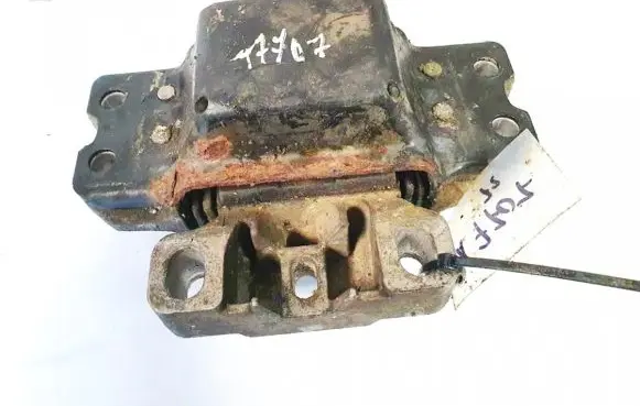 Volkswagen Touran I Engine mount bracket 1k0199555