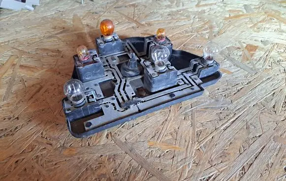 BMW 5 E39 Tail light bulb cover holder 8363565 14603502 14603500