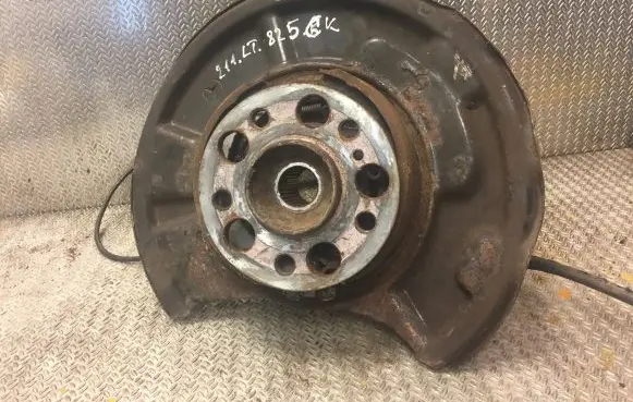 Mercedes-Benz E W211 Rear wheel hub 2113508308 A2113508308