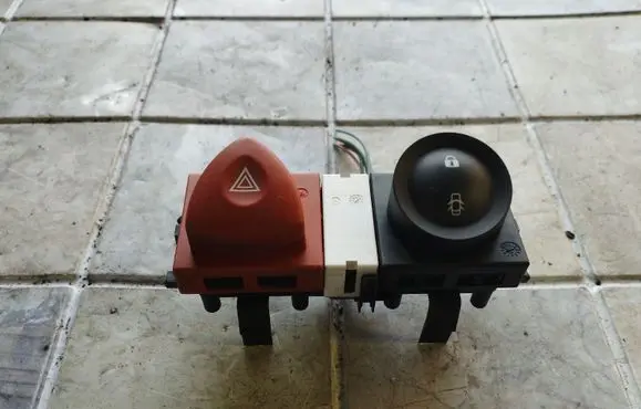 Renault Megane II Hazard light switch 8200407415