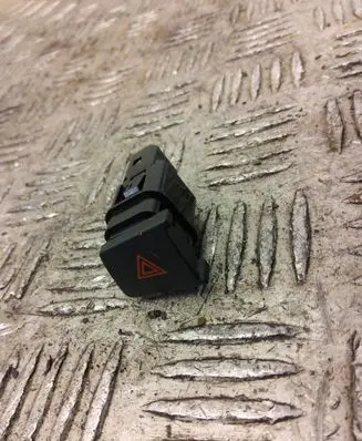 Chevrolet Captiva Hazard light switch 202010071
