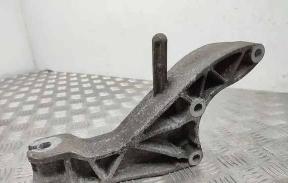 Opel Astra H Engine mounting bracket 13125634