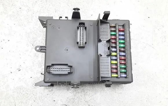 Renault Laguna II Fuse module 8200004201e