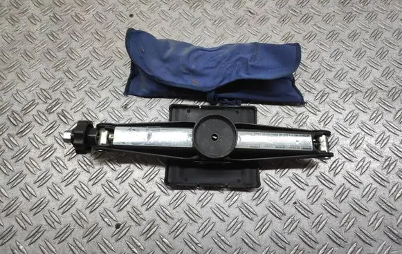 Mercedes-Benz B W245 Tool set 