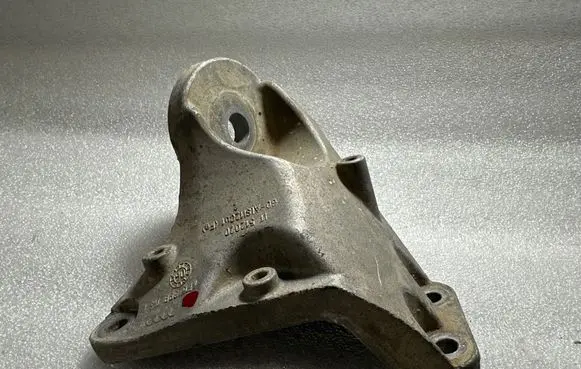 Engine mounting bracket