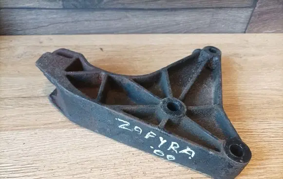 Opel Zafira A Engine mounting bracket