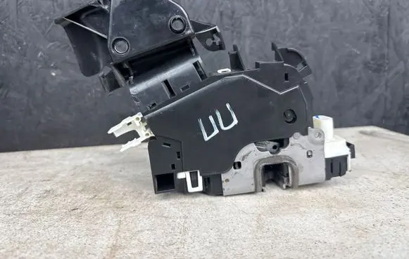 Mercedes-Benz C W204 Front door lock A2047200635 ZGS014