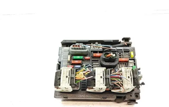 Peugeot 5008 Fuse module 9807028580