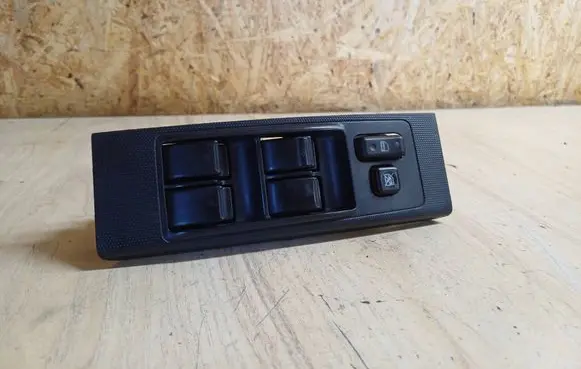 Toyota Corolla Verso E121 Electric window control switch 848200F030