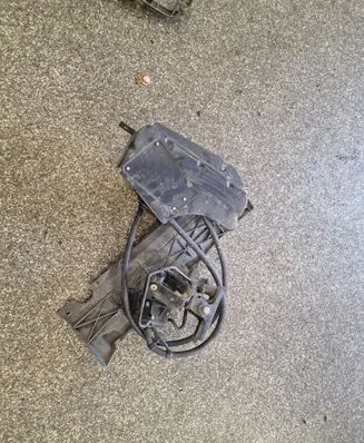 Fiat 500L Spare wheel mounting bracket 