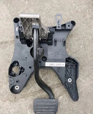 Volkswagen Touareg II Brake pedal 7P0723031AD