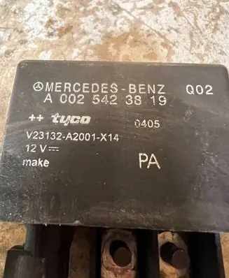 Mercedes-Benz E W211 Charging relay A0025423819 V23132A2001X14