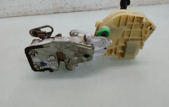 Honda CR-V Front door lock