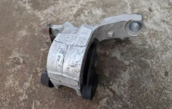Engine mount bracket