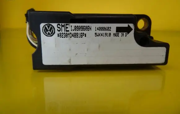 Volkswagen PASSAT B5 Airbag deployment crash/impact sensor 5WK41910 1J0909606N