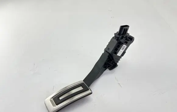 Volkswagen Tiguan Accelerator throttle pedal 5Q2723503F