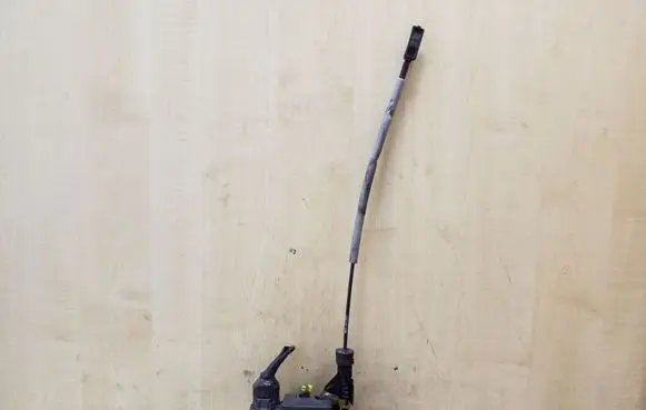 Volvo V70 Front door lock 30634617