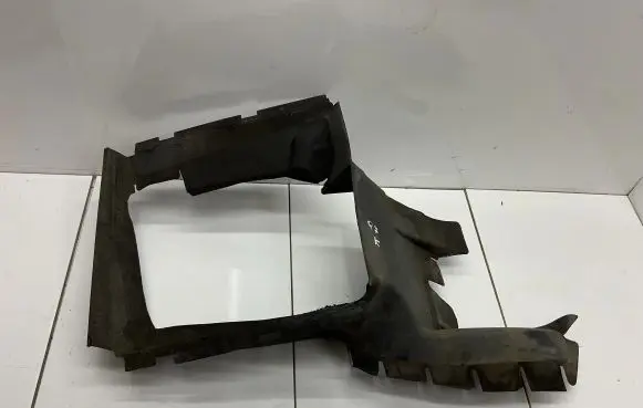 Audi Q7 4L Intercooler air channel guide 4L0117335B