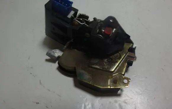 BMW 5 E34 Rear door lock 8138928