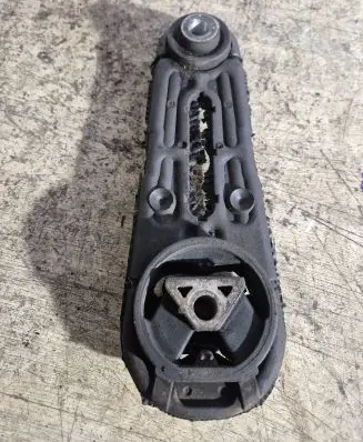 Nissan Primera Engine mount bracket