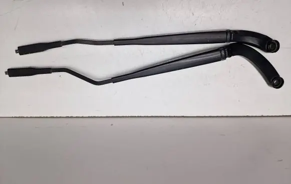 Ford Mustang VI Front wiper blade arm FR3B17B589AA FR3B17C495AA