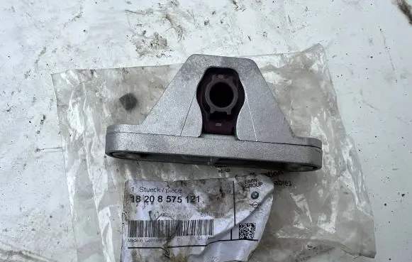 BMW X5 F15 Muffler mount bracket/holder 18208575121