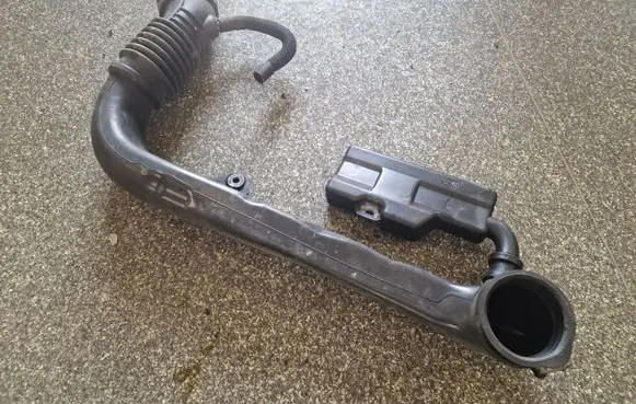 Chrysler 200 Air intake hose/pipe