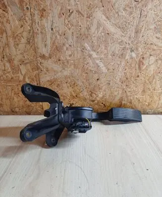 Accelerator throttle pedal