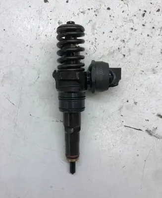 Volkswagen Golf V Fuel injector 038130073AG 0414720215