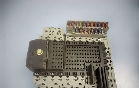 Volvo V70 Fuse module HWPN08696098 08696040