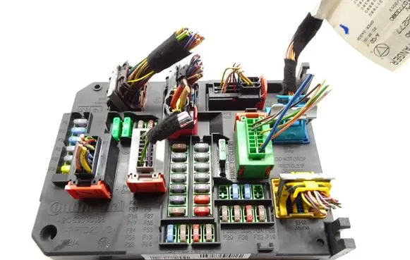 Citroen C4 II Picasso Fuse module 980668798001 BSMG040 BSIQ0401