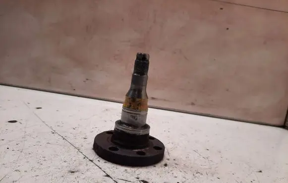 Volkswagen PASSAT B3 Stub axle 