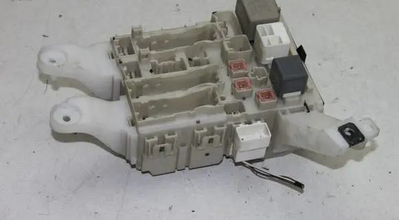 Toyota Auris 150 Fuse module 8273002150A