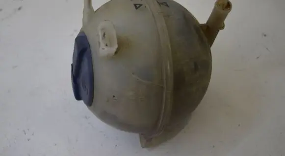 Coolant expansion tank/reservoir