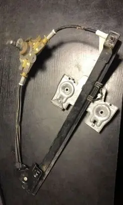 Rear door manual window regulator
