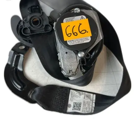 Volkswagen Golf VI Set of seat belts 5M2857705F
