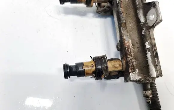 Volvo S80 Fuel injector 9125821