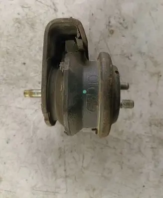 Suzuki Grand Vitara I Engine mount bracket 65D10