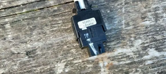 Volvo S70 V70 V70 XC Brake pedal sensor switch 9128577