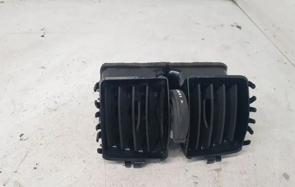 Mercedes-Benz C W204 Rear air vent grill A2048300354