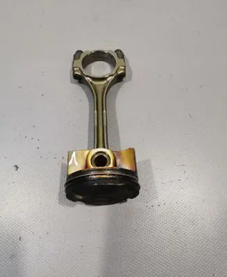 Toyota Yaris Piston with connecting rod