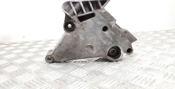 Skoda Octavia Mk2 (1Z) Engine mounting bracket 03G199207A
