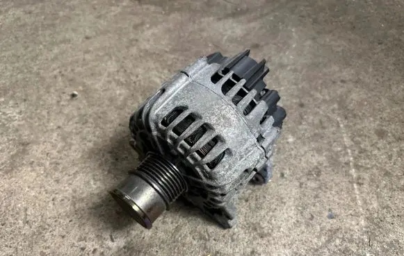 Volkswagen Polo V 6R Generator/alternator 04E903021N